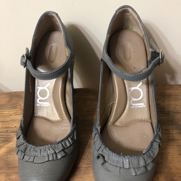 You by Crocs grey mary jane style heels with ruffle size 9.5 EUC - Picture 3 of 7